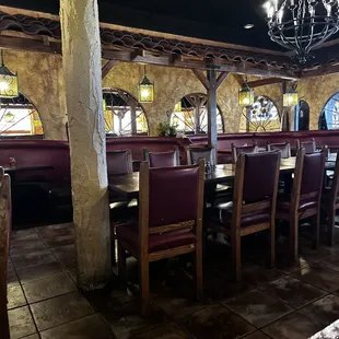 We got there early for Dinner service... soon after Families and bar seats were taken. Love the place