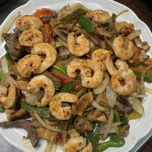 Mixed fajitas . Shrimp,carne asada, chicken !