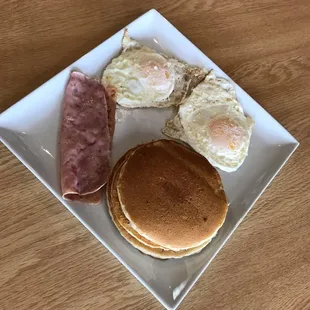 a plate of breakfast foods