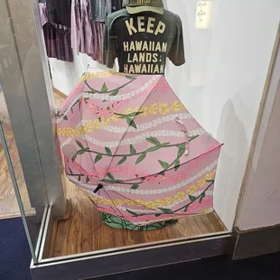 I like this floral umbrella!