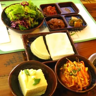 Rice cake wrap &amp; four different kind of  sauces