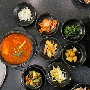 Side dishes and kimchi jigae