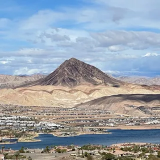 El E.