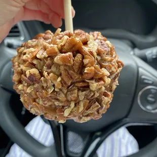 The salted roasted pecans with the buttery caramel are so worthy of the crispy soda-like honeycrisp apple :)