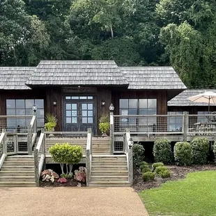 Restaurant, frontal view, exterior