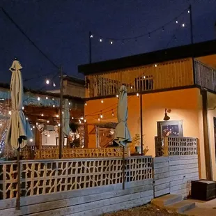 the outside of a restaurant at night