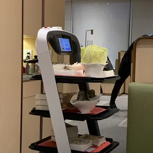 Robot serving food