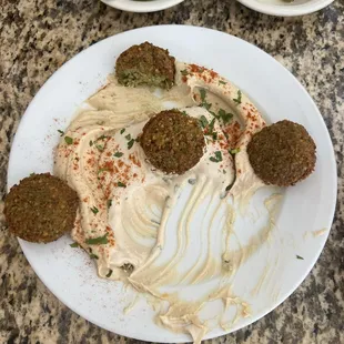 Hummus with 5 Falafel