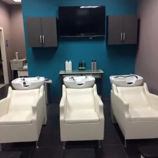 I cannot stress how important a clean salon is. I've never experienced anything less than clean here.