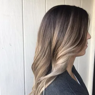 Foiliage. Combination of babylights and balayage for a soft and saturated blend.