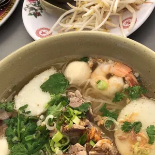 1. Combination Rice Noodle Soup "Phnom Penh Noodle"