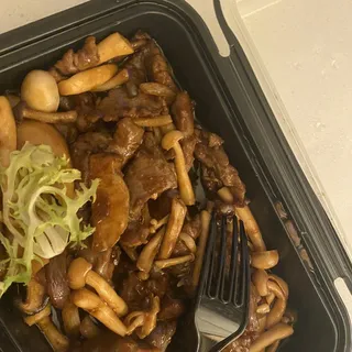 Stir-fried beef with shishito pepper