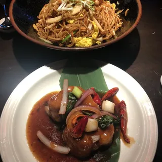 Hakka noodles with mushroom and chives 'v'