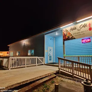 the front of the restaurant at night