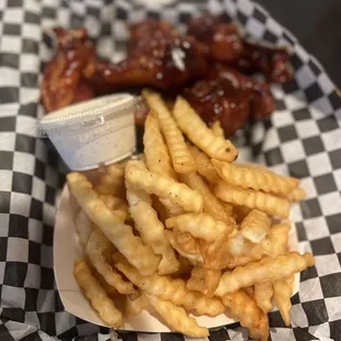 BBQ wings w/ fries