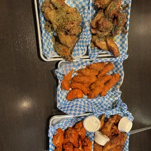 food, chicken wings and fried chicken