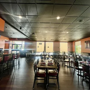 Spacious, clean dining room!!