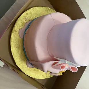 Fondant cake was melting and had a crack on when I received it. This is 10 minutes after I received the cake on a chill day!