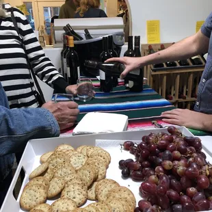 Crackers and grapes to go with your wine