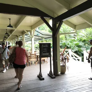 eople walking through the market