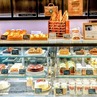 Skilled culinary craftsmanship. Sweets to indulge. Halekulani Signature Coconut Cake, a must. I'll need to return.