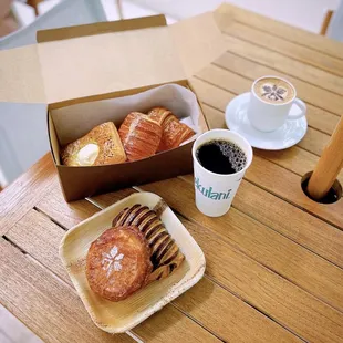 There are tables outside the bakery!