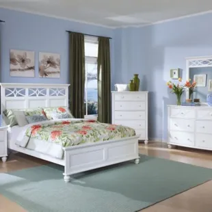 5 pc. Queen Bedroom Collection in White Finish