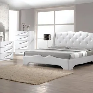 5 Pc. Queen Madrid Bedroom Set in White Lacquer