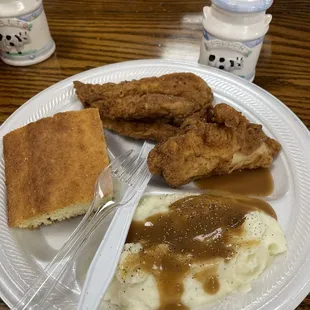 Fried chicken with mashed potatoes and brown gravy