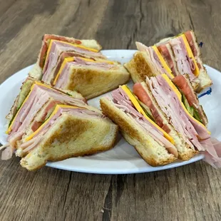 House Club Sandwich survived with either fries or chis