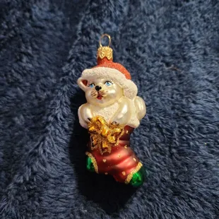 This the the 4th kitty ornament.