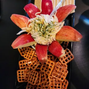 ows a platter of fruit and crackers