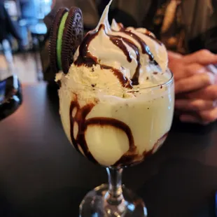 ows an ice cream sundae