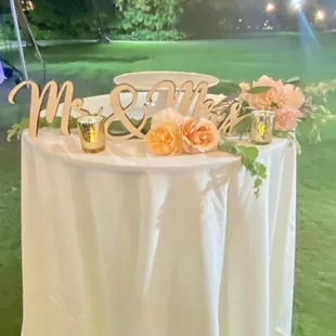 Look how pretty the flowers were for our cake table