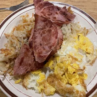 a plate of breakfast food
