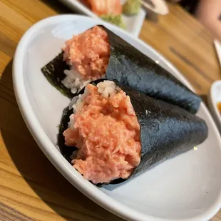 spicy tuna handroll