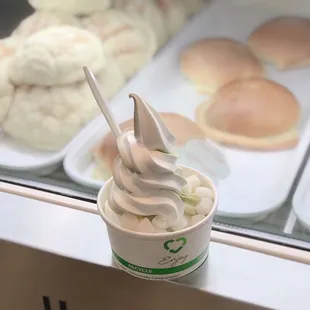 mixed soft serve (green tea/vanilla) w/ mochi bites + cereal