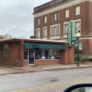 Hamburger Inn...love the vintage sign.