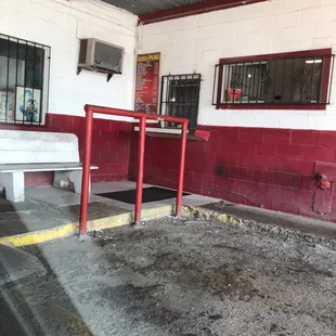 Where to order outside if u wanna take it to go love there  food been coming here since I was a kid