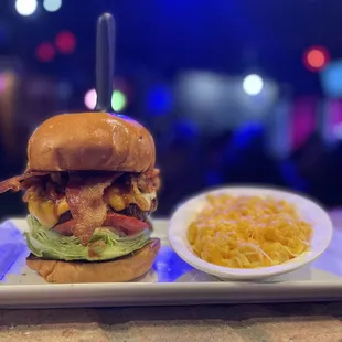 The juiciest burgers ! Enjoy the Queen Mary !