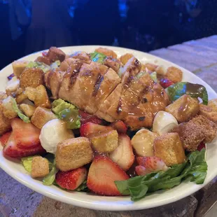 Yummy salads to enjoy during a dinner show