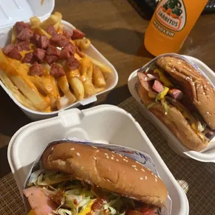 Hamburguesa Uruapan y papas preparadas