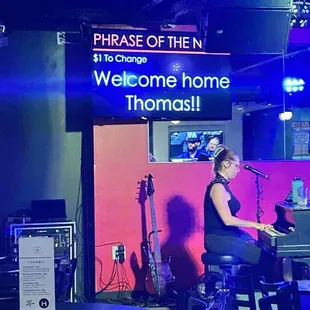 Piano player, request screen