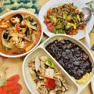 Sam sun jampong (seafood noodles), Hot garlic sokoki (beef and veggies), tangsuyuk-jajang