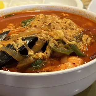 Jjamgppong bap: spicy and lots of ingredients!