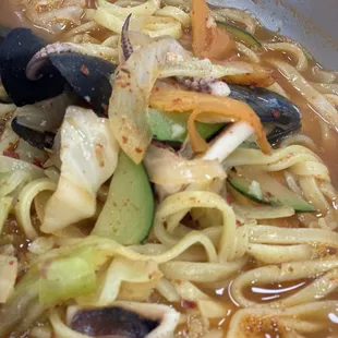 Spicy seafood noddle