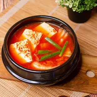 Kimchi Stew
김치찌개 泡菜豆腐汤