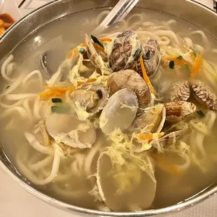 Kalguksu with clams