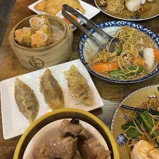 F 3. Seafood Fried Noodle