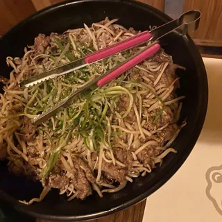 Beef Brisket with Bean Sprouts()